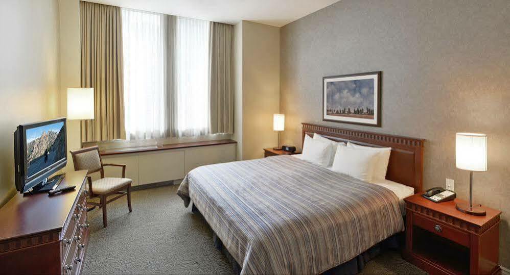 Le Square Phillips Hotel & Suites Montreal Exterior photo